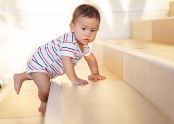 Intip Perkembangan Bayi Usia 10 Bulan, Yuk!