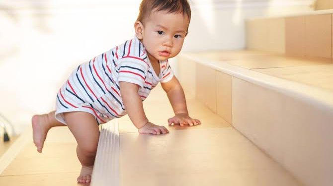 Intip Perkembangan Bayi Usia 10 Bulan, Yuk!