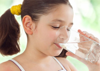 Tips Jitu Agar si Kecil Senang Minum Air Putih!