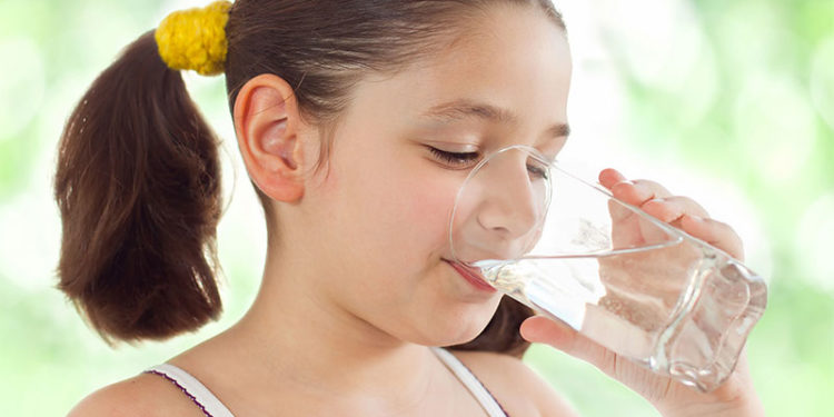 Tips Jitu Agar si Kecil Senang Minum Air Putih!