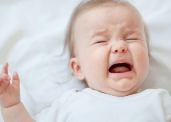 bayi menangis karena radang tenggorokan pada bayi