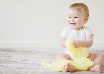 Bayi 8 Bulan Belum Duduk Perlukah Mams Khawatir?