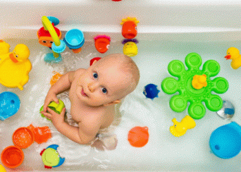 Moms, Yuk Ketahui Idealnya Bayi Mandi Air Dingin!