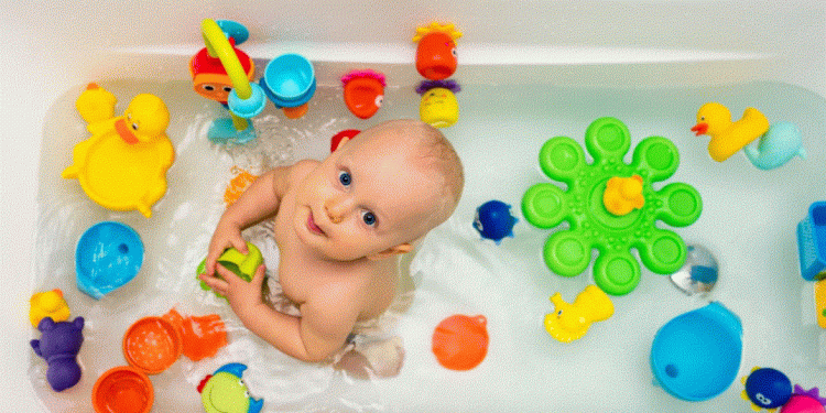 Moms, Yuk Ketahui Idealnya Bayi Mandi Air Dingin!