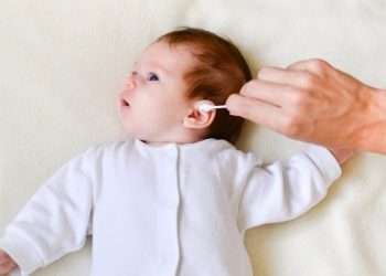 Jangan Sembarangan Membersihkan Telinga Bayi!