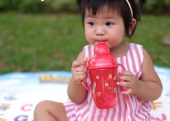 Menyapih Botol Susu Si Kecil? Yuk, Mulai Gunakan Training Cup!