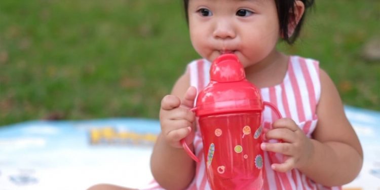 Menyapih Botol Susu Si Kecil? Yuk, Mulai Gunakan Training Cup!