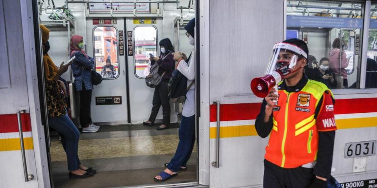 Tips Cegah Penularan Corona saat Naik Kendaraan Umum