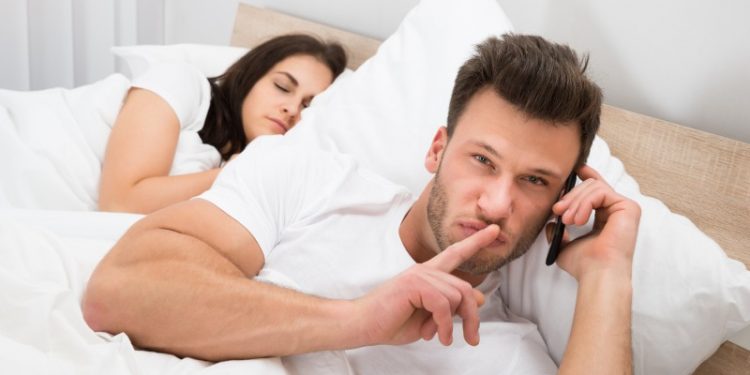 Selingkuh Online? Jangan Lengah Mams!