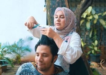 Takut ke Salon? Memotong Rambut Ala Mama Saja, Yuk!