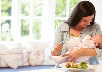 7 Mitos Makanan Ibu Menyusui, Mama Harus Tahu!