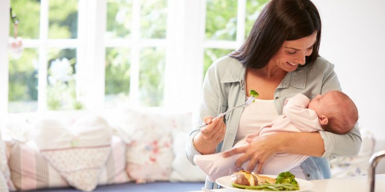 7 Mitos Makanan Ibu Menyusui, Mama Harus Tahu!