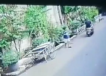 Anak Kecil Dijambret Karena Bermain HP di Jalan, Waspada Ma!