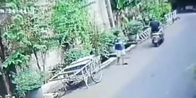 Anak Kecil Dijambret Karena Bermain HP di Jalan, Waspada Ma!