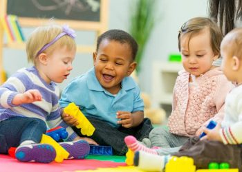 Maksimalkan Perkembangan Anak 2 Tahun Yuk, Mams!