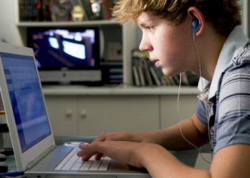 Ma, Perhatikan Kesehatan Mata Anak Saat Belajar Daring!