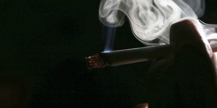 Papa Stop! Bahaya Merokok Berisiko Terkena Penyakit Menular lho!