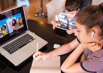 menjalani pedoman screen time anak