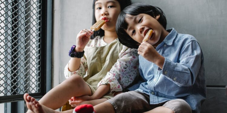Pertama Kali Memberikan Es Krim untuk Anak? Perhatikan Hal Ini!