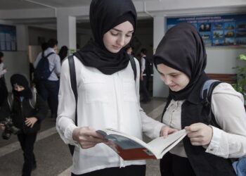 Guru Paksa Murid Berjilbab, Ini Aturan di Sekolah Negeri!