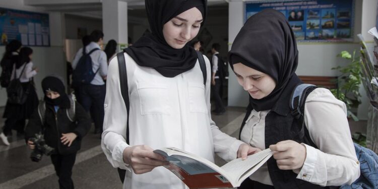 Guru Paksa Murid Berjilbab, Ini Aturan Di Sekolah Negeri! – Mamapapa.id