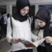 Guru Paksa Murid Berjilbab, Ini Aturan di Sekolah Negeri!