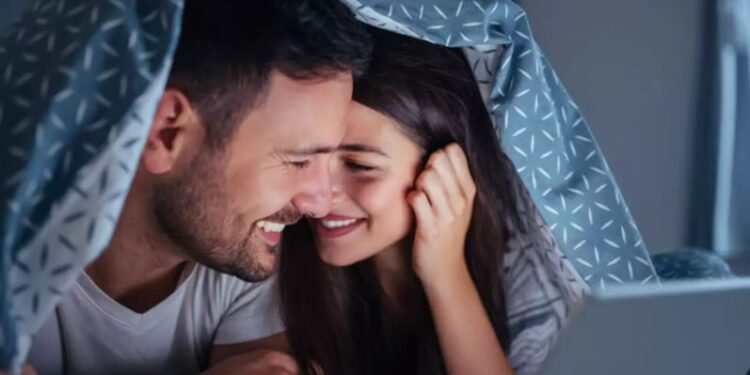 Tetap Harmonis? Jangan Lewatkan Pillow talk Usai Berhubungan Intim ya Mampaps!