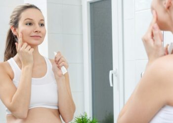 Lagi Hamil Pakai Skincare, Aman nggak ya Mams?