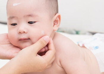 Mama! Ini Pentingnya Penggunaan Skincare Bayi