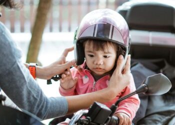 Mams Perhatikan! Ini Usia Aman Mengajak Bayi Naik Motor