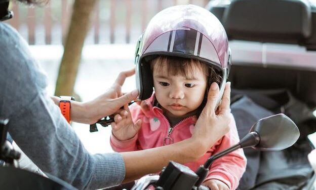 Mams Perhatikan! Ini Usia Aman Mengajak Bayi Naik Motor
