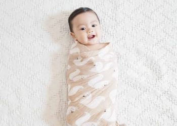 Bedong Bisa Membuat Kaki Si Kecil Lurus? Benarkah?