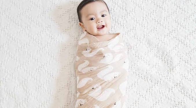 Bedong Bisa Membuat Kaki Si Kecil Lurus? Benarkah?