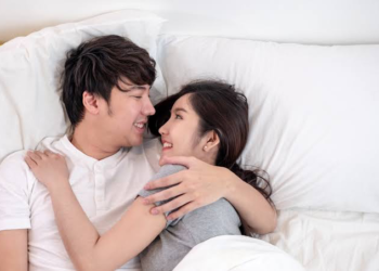 Tetap Harmonis? Jangan Lewatkan Pillow talk Usai Berhubungan Intim ya Mampaps!