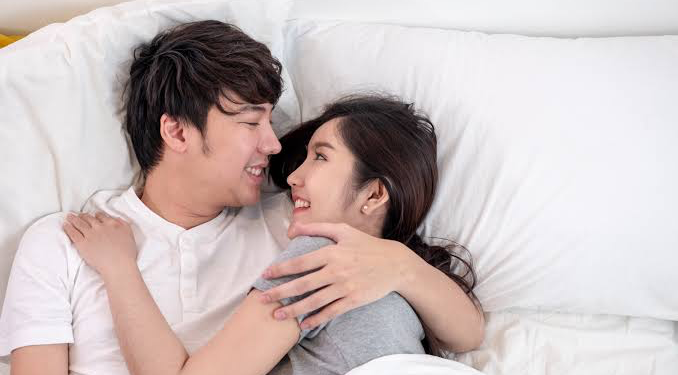 Tetap Harmonis? Jangan Lewatkan Pillow talk Usai Berhubungan Intim ya Mampaps!