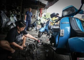 Kisah Ibu Tangguh jadi montir perempuan di bengkel Vespa selama 32 tahun