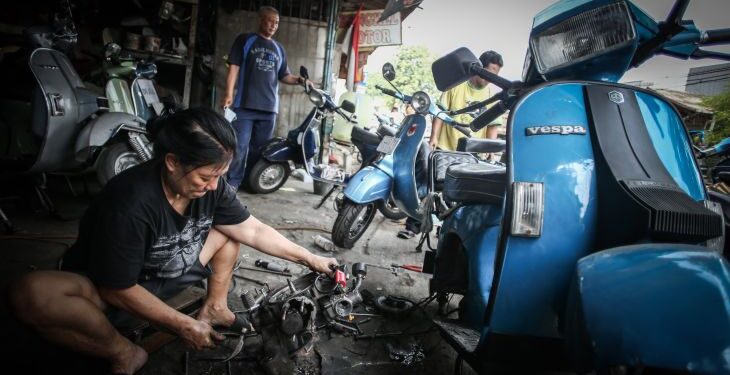 Kisah Ibu Tangguh jadi montir perempuan di bengkel Vespa selama 32 tahun