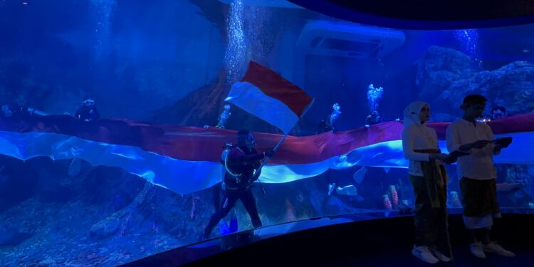 pengibaran bendera di aquarium